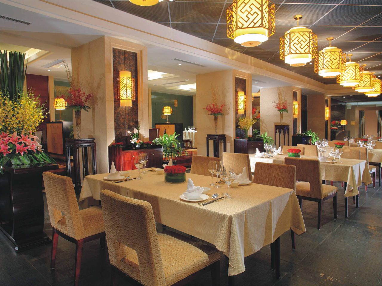 飯店用什么熱泵空調(diào)比較好？_空氣能熱水器價(jià)格多少錢(qián)一臺(tái)
