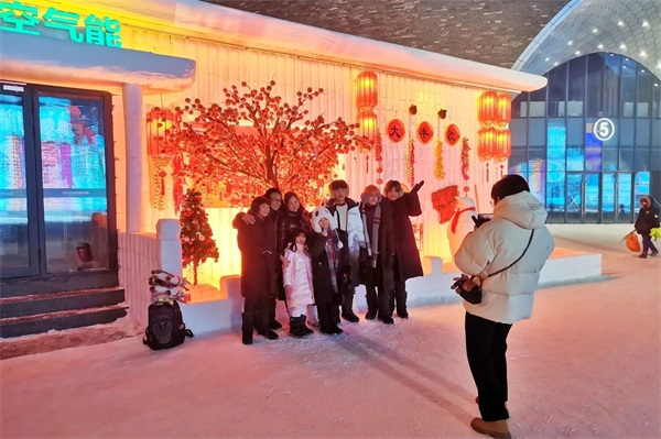 跨年你是怎么過(guò)的？四季沐歌在哈爾濱冰雪大世界空氣能體驗(yàn)館溫暖迎新年！_空氣能采暖一天多少錢(qián)