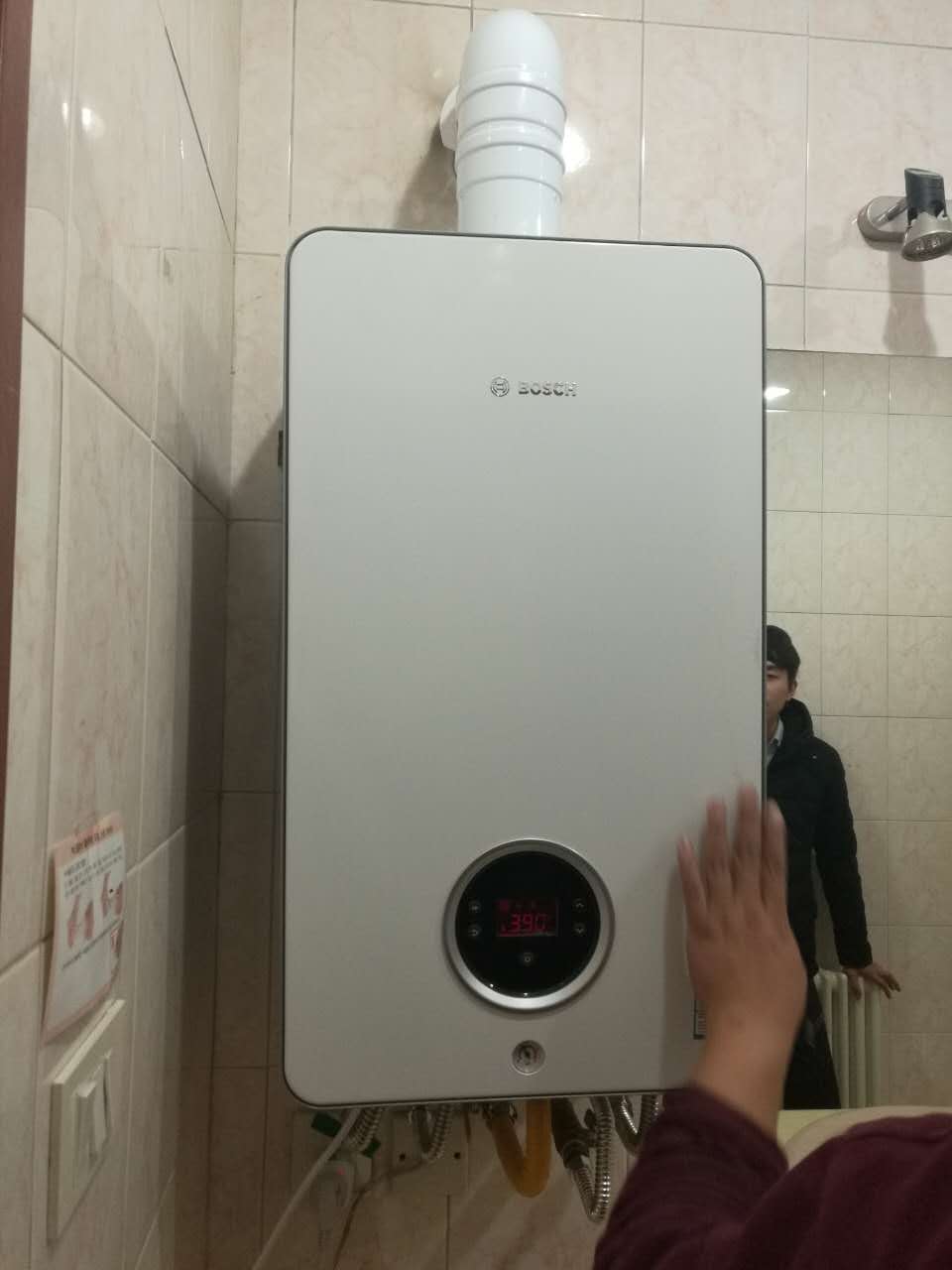 博世壁掛爐搭配地暖，采暖、生活熱水一機(jī)兩用_燃?xì)獗趻鞝t怎么補(bǔ)水