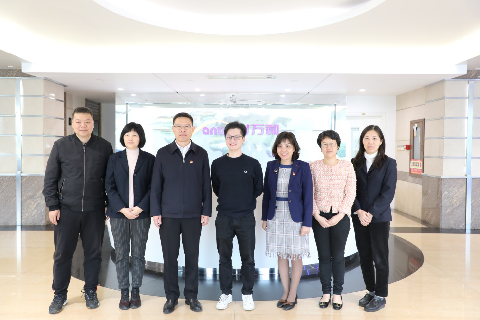 順德區(qū)容桂街道黨工委書記何春云新春送暖進(jìn)萬和！_武漢暖氣片