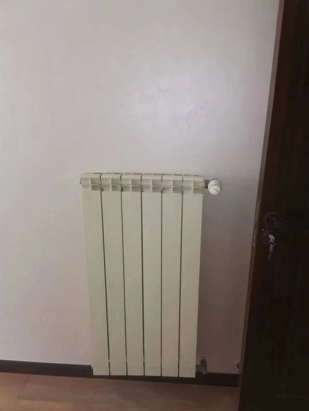 裝修時(shí)，暖氣片是明裝還是暗裝_暖如家網(wǎng)